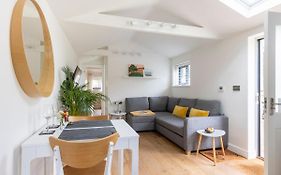 Self Contained 1 Bed House V Near Centre, Parking